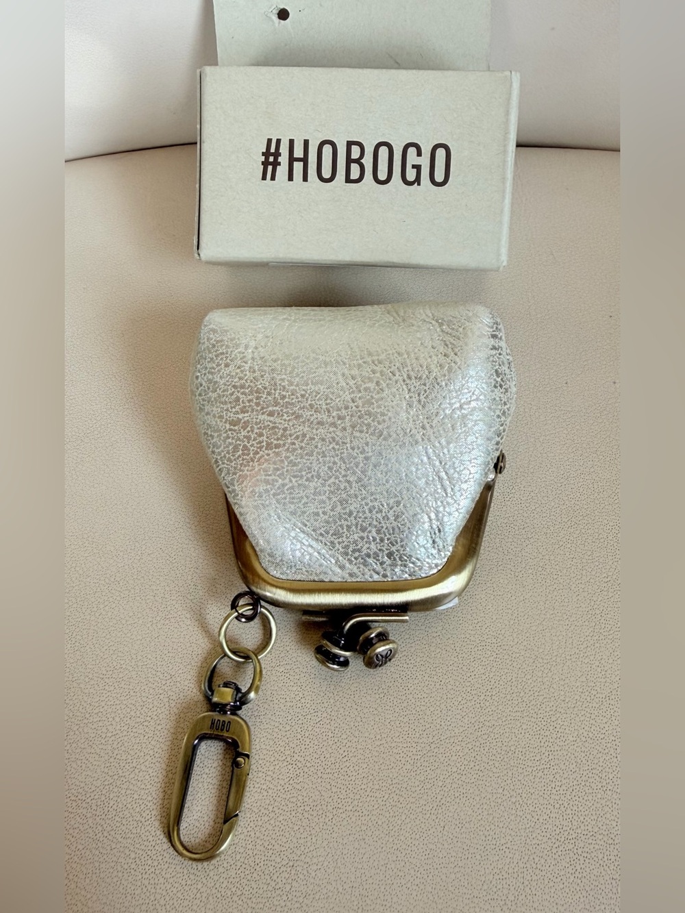 HOBO Metallic Textured Coin Pouch -  Run Frame Pouch - Pearlized Silver! NWT. - Picture 5 of 8